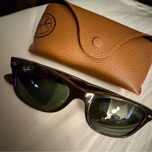 RAY-BAN WAYFARER TORTOISE WITH GREEN LENSES. CASE INCLUDED.